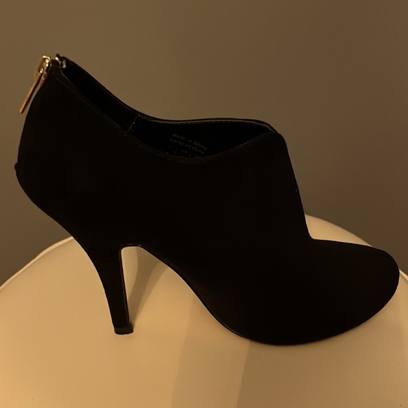 Black suede ankle boot. - Picture 3 of 7